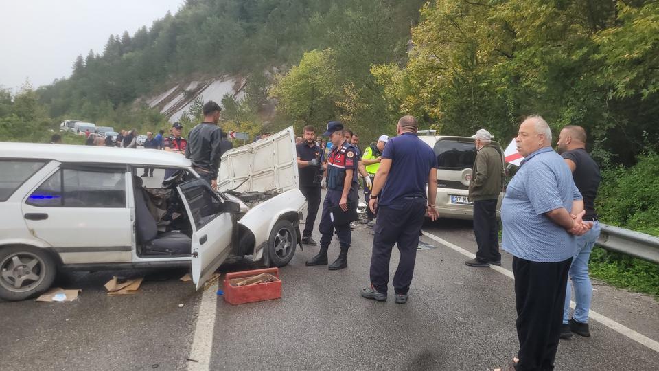 İKİ ARACIN ÇARPIŞTIĞI KAZADA 7 KİŞİ YARALANDI, ARACIN ÖN CAMINA SIKIŞAN VATANDAŞI İTFAİYE KURTARDI