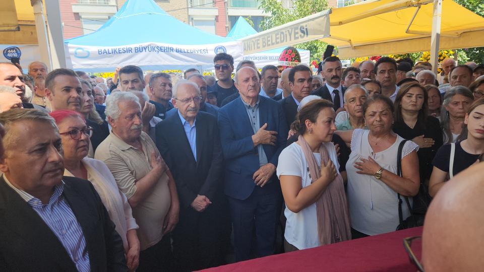 KILIÇDAROĞLU'NUN İKİZ KARDEŞİ ADİL KILIÇDAROĞLU SON YOLCULUĞUNA UĞURLANDI ESKİ CHP GENEL BAŞKANI KEMAL KILIÇDAROĞLU'NUN İKİZ KARDEŞİ ADİL KILIÇDAROĞLU İÇİN CENAZE TÖRENİ DÜZENLENDİ