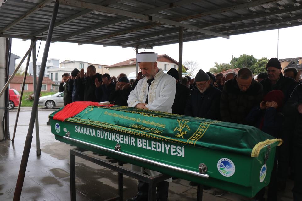 AİLESİ CENAZEYİ KABUL ETMEDİ, EVİNDE ÖLÜ BULUNAN DANSÇI SAKARYA'DA DEFNEDİLDİ