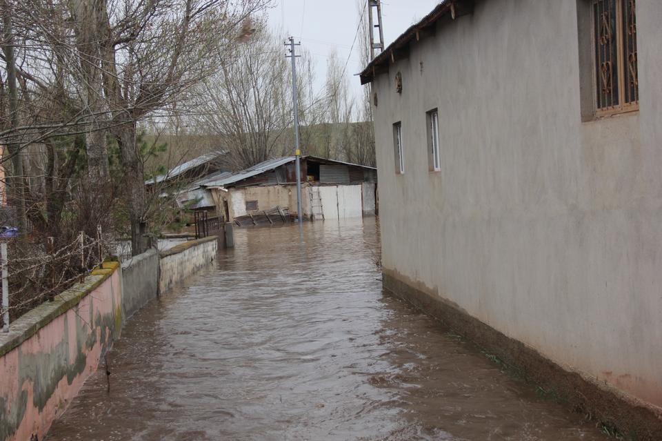 BARAJ TAŞTI, KÖY TAMAMEN SULAR ALTINDA KALDI