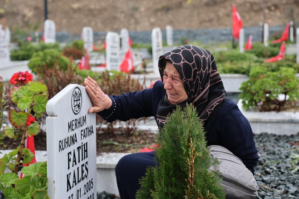 DEPREMDE GELİNİ VE 3 TORUNUNU KAYBEDEN ATRAK KALEŞ: "1 YILLIK BİNA 3 SANİYEDE ÇÖKER Mİ?"