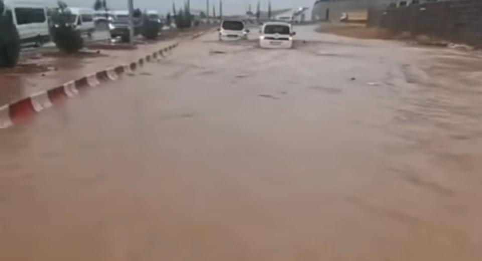 Şiddetli sağanak hayatı olumsuz etkiledi