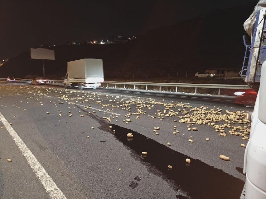 Rampa aşağı inen tır makasladı, onlarca kilo patates yola saçıldı