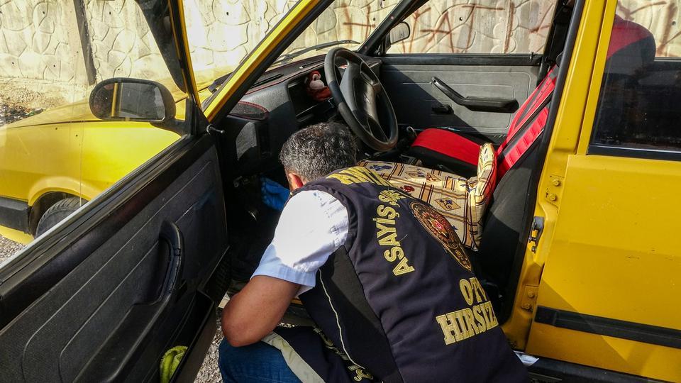 ÇALINAN ARABASINDA HIRSIZIN BIRAKTIĞI SÜRPRİZİ GÖRÜNCE KAHKAHAYA BOĞULDU HIRSIZ GİTMEDEN ÖNCE ÇALDIĞI OTOMOBİLİN DİREKSİYON ÜZERİNE AYICIK BIRAKTI