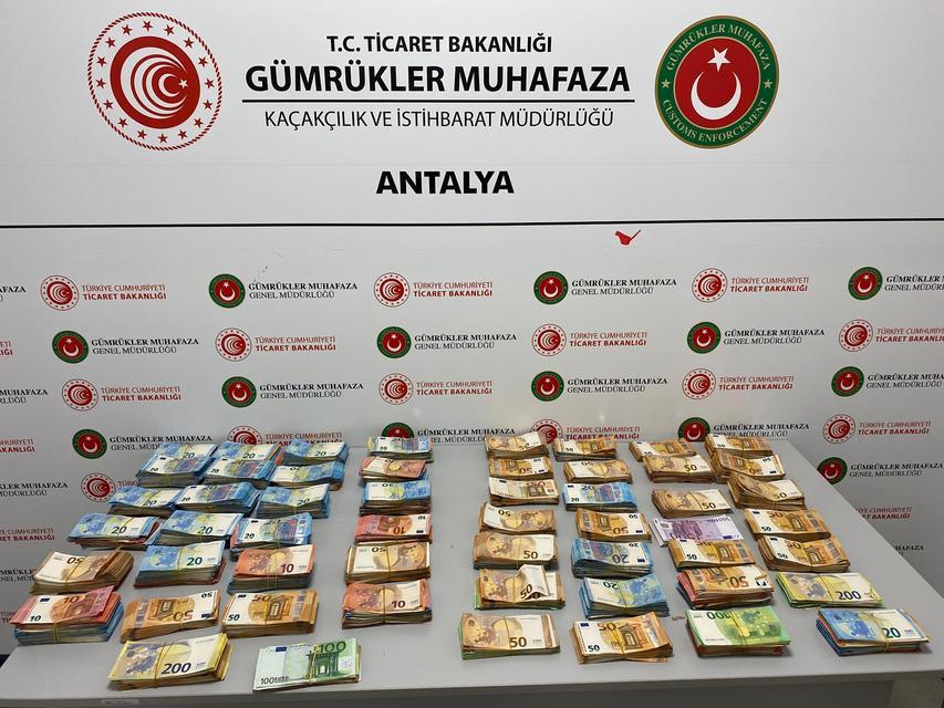Bebek bezlerine gizlenmiş 20 milyon lira ele geçirildi