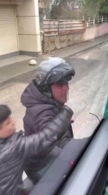 Trafikte tartıştığı aracın camını kaskla kırdı