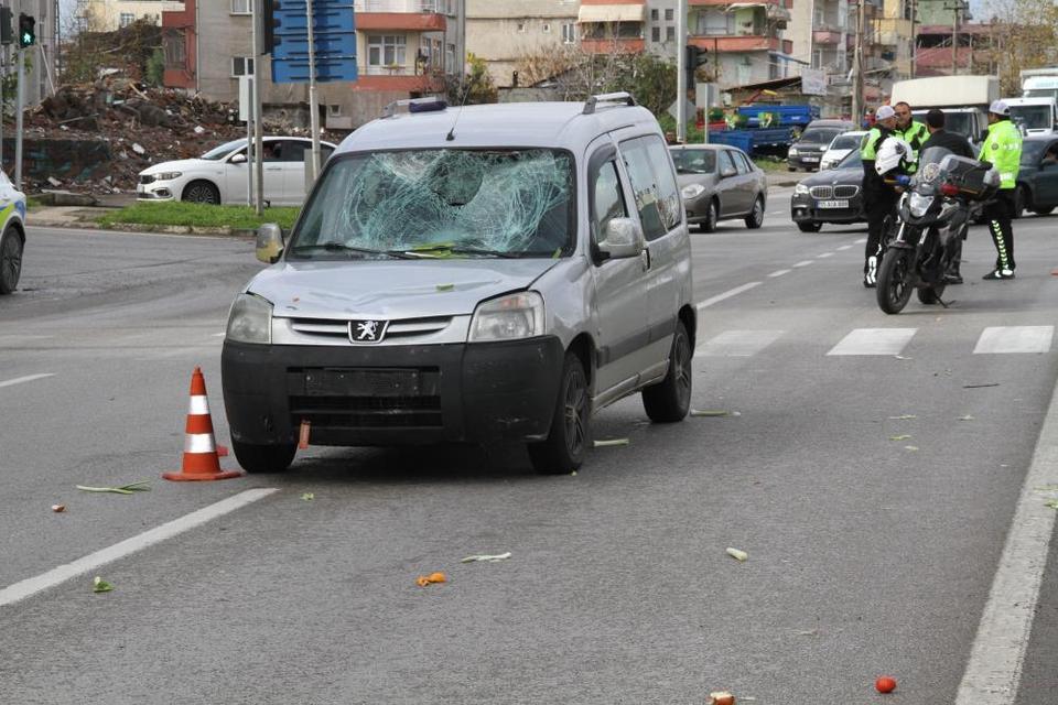 Hafif ticari aracın çarptığı bisikletli ağır yaralandı