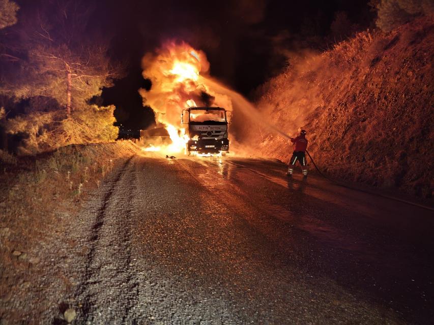 Havran’da kamyon alev alev yandı