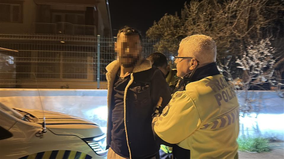 ÜÇÜNCÜ KEZ ALKOLDEN YAKALANMAMAK İÇİN POLİSİN ÜSTÜNE ARAÇ SÜRÜP KAÇTI, YARIM MİLYON LİRA CEZA YEDİ POLİSİN ÜSTÜNE ARAÇ SÜRDÜĞÜNÜ KABUL ETTİ, 'BAŞKA ÇAREM YOKTU' DİYEREK KENDİSİNİ SAVUNDU