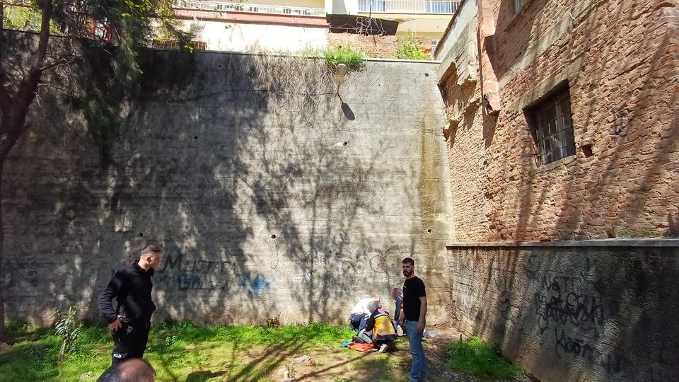 OT TOPLAMAK İSTEDİ, 5 METREDEN AŞAĞI DÜŞTÜ