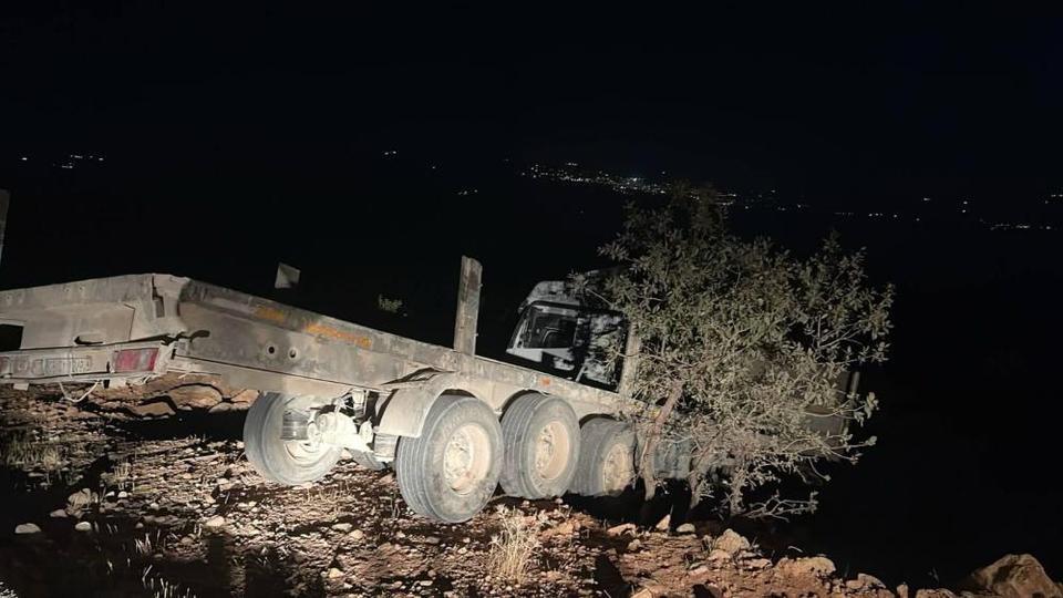 Tır şarampole yuvarlandı: 1 ölü