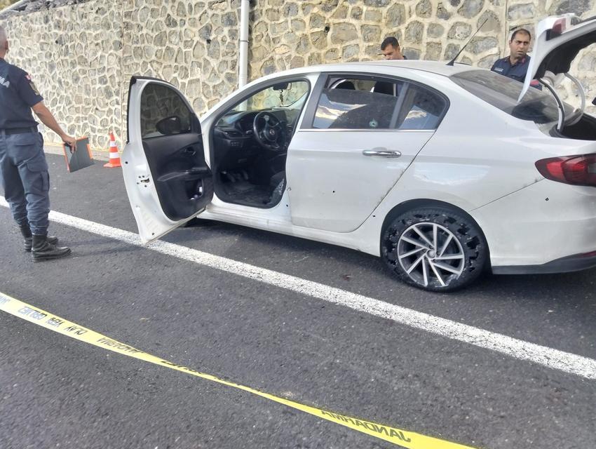 Seyir halindeki otomobile silahlı saldırı: 1 ölü