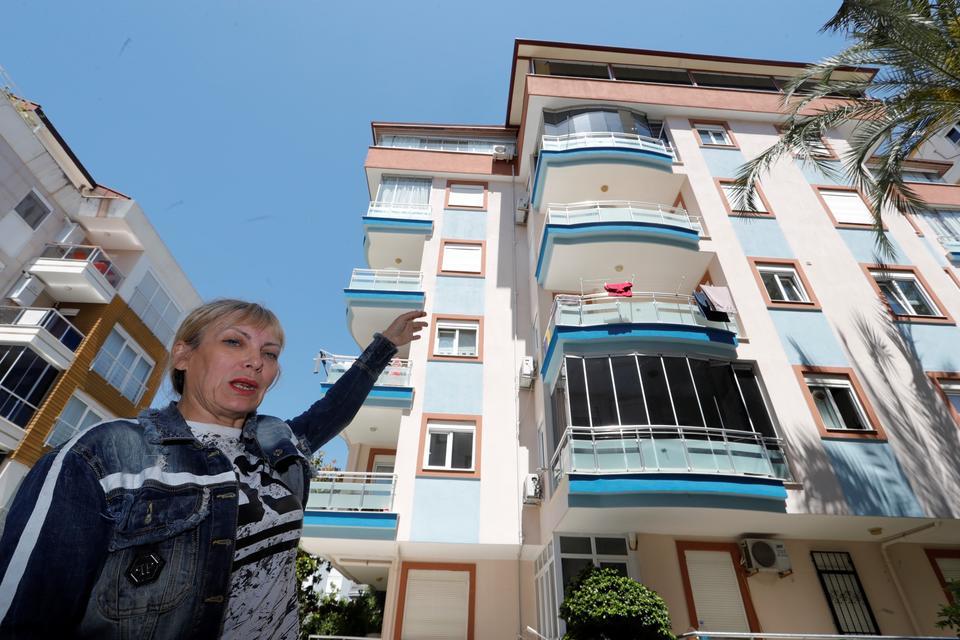 RUS ÖĞRETMEN ANTALYA'DA VARLIK İÇİNDE YOKLUK YAŞIYOR VARLIK İÇİNDE YOKLUĞU YAŞIYOR, KİRACI ÇIKMAYINCA 4 YILDIR APARTMANIN DEPOSUNDA YAŞIYOR