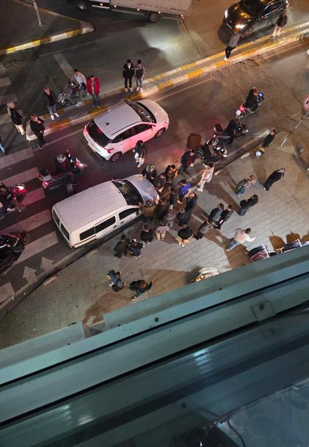 Kadın motorcuyu kaputunda sürükledi