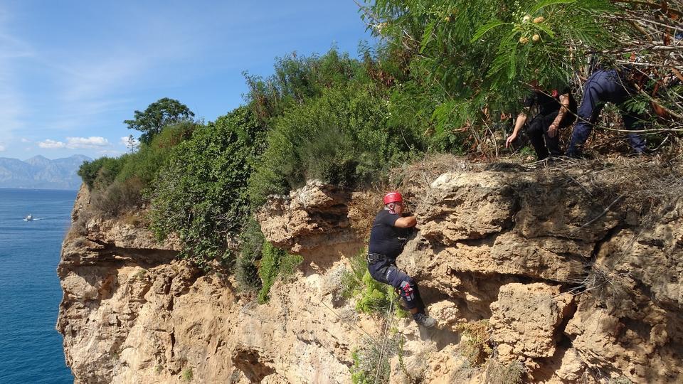 ANTALYA'DA KAYIP OLARAK ARANAN KADININ CANSIZ BEDENİ 35 METRELİK FALEZLERİN DİBİNDE BULUNDU GÜVENLİK KAMERALARINDAN GİDİŞ YÖNÜ TAKİP EDİLDİ, ÖLÜM HABERİNİ ALAN EŞİ GÖZYAŞLARINA BOĞULDU