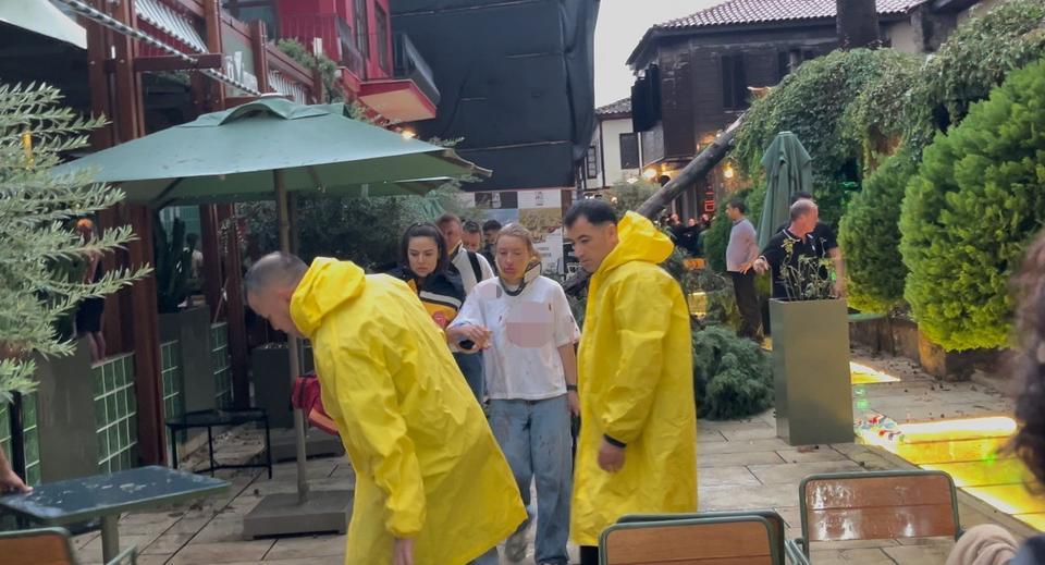 Devrilen ağacın altında kaldılar