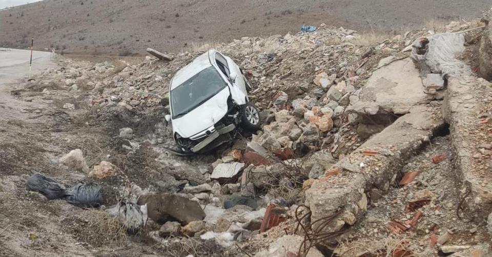 Otomobil kayalık alana savruldu: 4 yaralı