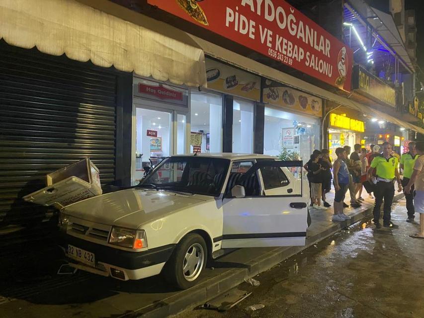 Kamyonet çarptı, Otomobil yoldan çıktı