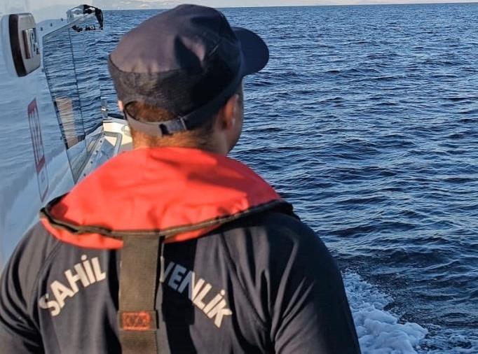 Kuşadası'nda açıldığı denizden geri dönemeyen şahsı Sahil Güvenlik kurtardı