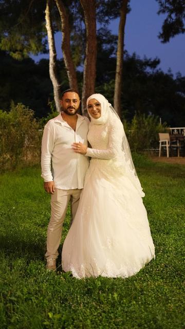 KAÇARAK EVLENEN ÇİFT, 20 YIL SONRA DÖRT ÇOCUĞUYLA BİRLİKTE DÜĞÜN YAPTI BİR HAFTA ÖNCE TANIŞTIĞI EŞİNE 'KAÇALIM' DEDİ, DÜĞÜN HASRETLERİ EVLİLİKLERİNİN 20. YIL DÖNÜMÜNDE BİTTİ '20 YIL ÖNCE EVLENDİK, ŞİMDİ EĞLENİYORUZ' YAZILI DAVETİYLE DOSTLARINI DÜĞÜNE ÇAĞIRDILAR