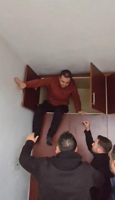 Gardırobun üst kısmında battaniyeye sarılı yakalandı