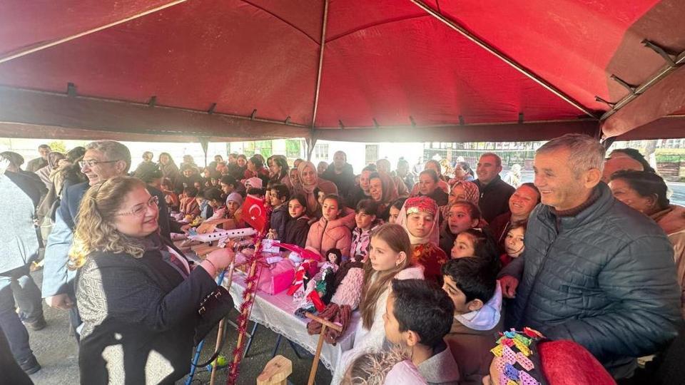 Aydın'da öğrenciler 'ailenin önemine' oyuncaklarla dikkat çekti