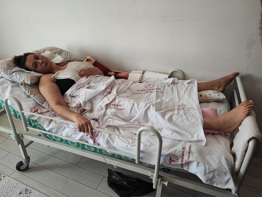 KOCASI TARAFINDAN BALKONDAN ATILDIĞINI ÖNE SÜREN ÖĞRETMEN FELÇ KALDI ADANA'DA BUNDAN 6 AY ÖNCE EVLENDİĞİ VE 21 GÜN ÖNCE DÜĞÜN YAPTIĞI KOCASI TARAFINDAN BALKONDAN ATILDIĞI İDDİA EDİLEN KADIN ÖĞRETMENİN BELDEN AŞAĞISI FELÇ KALDI