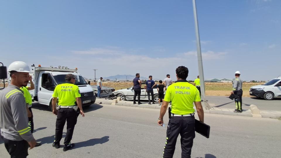 Otomobil aydınlatma direğine çarptı: 1 yaralı