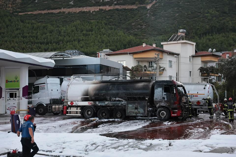 Başkan Çavuşoğlu yangının ardından işletme sahipleri ve çalışanları ziyaret etti