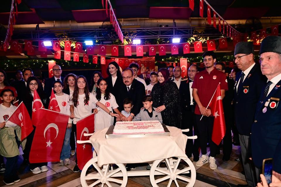 Aydın’da Cumhuriyet Bayramı’nın 102. yılı balo ile taçlandı