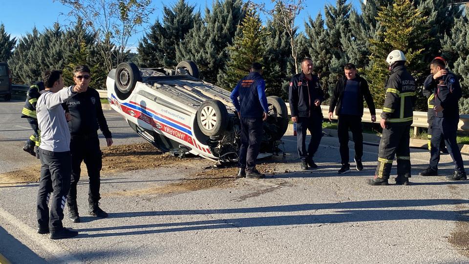 KOCAELİ'DE DİREĞE ÇARPAN JANDARMA ARACI TAKLA ATTI: 2 JANDARMA YARALI