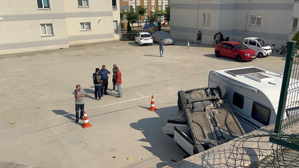 Anne-kız araçla 5 metre yükseklikten siteye uçtu