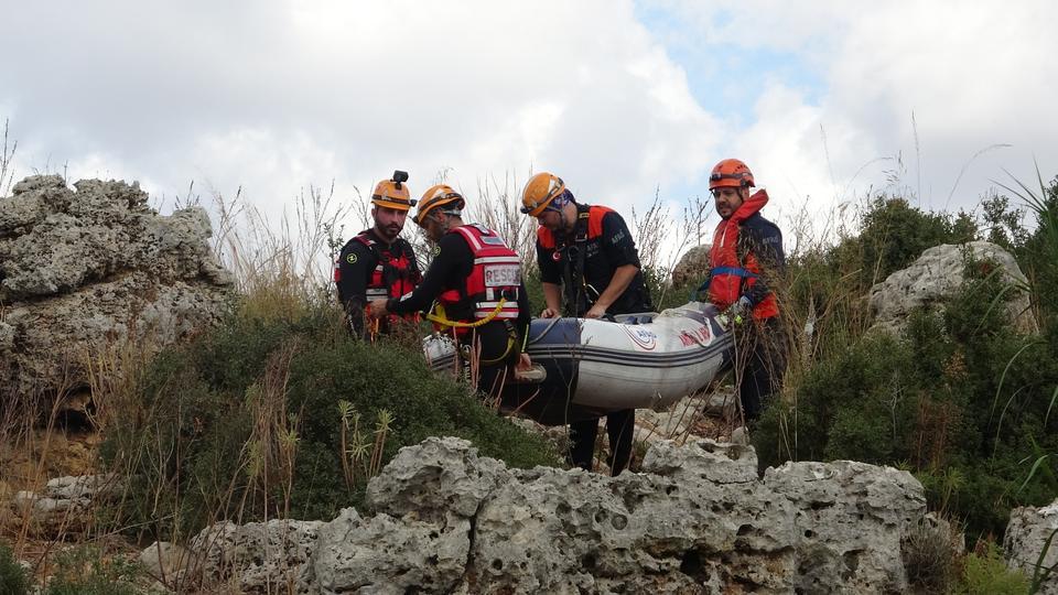 Otlara takılmış ceset buldular