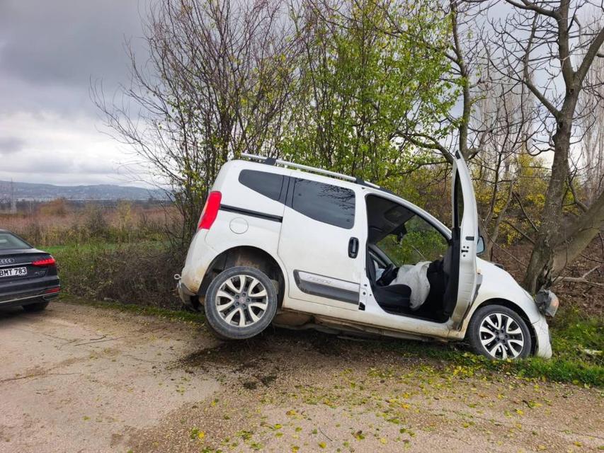 Yoldan çıkan otomobil ağaca çarptı: 2'si çocuk 4 kişi yaralandı