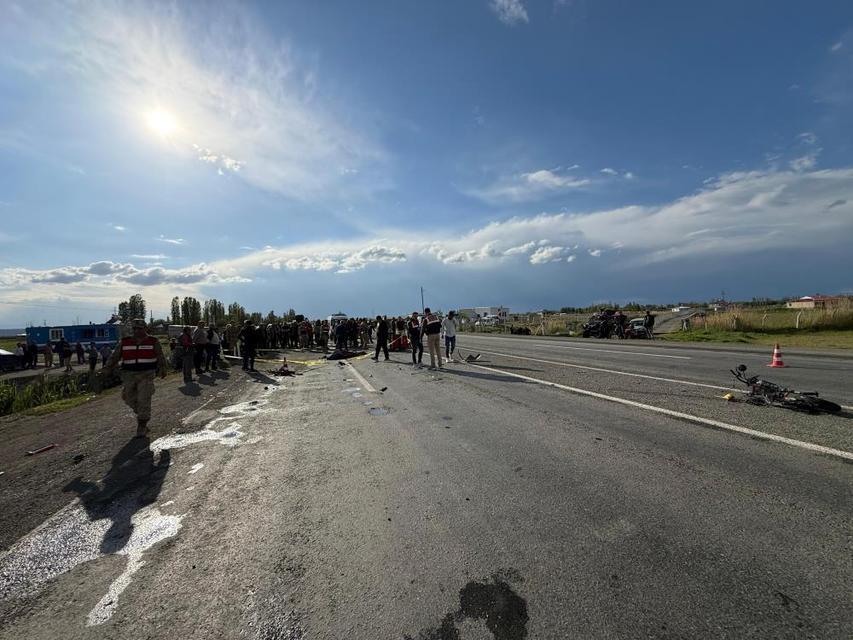 Otomobilin çarptığı motosiklet sürücüsü hayatını kaybetti
