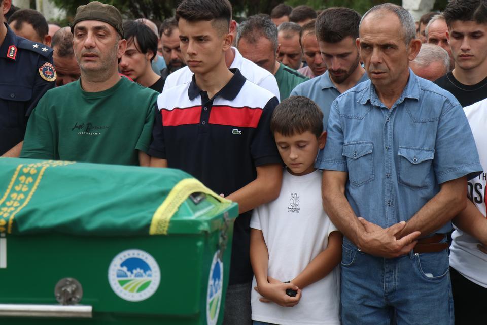 Kazada ölen iki kardeş yan yana defnedildi