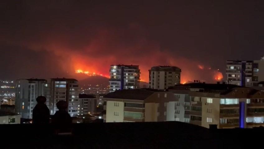 Orman yangını şehir merkezinden böyle görüntülendi