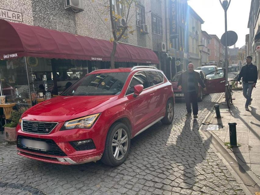 Sokak ortasına otomobilini bırakıp işlerini halletmeye gitti