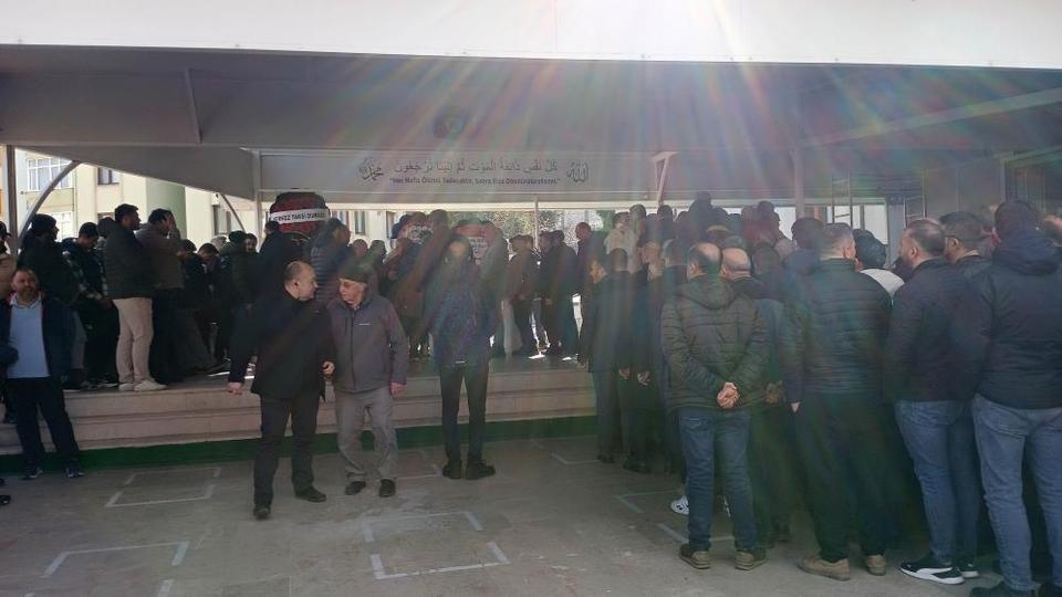 İş makinesinin altında can veren belediye işçisi gözyaşlarıyla uğurlandı