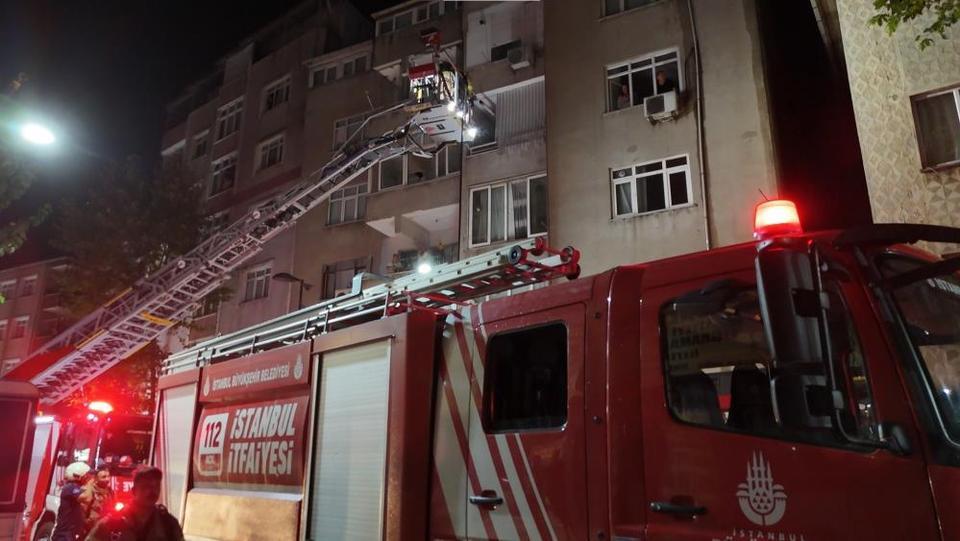 3 katlı binanın çatısında yangın paniği