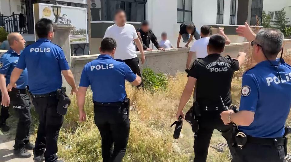 AKSARAY'DA KAZA YERİ SAVAŞ ALANINA DÖNDÜ: 2'Sİ SİLAHLA 8 KİŞİ YARALANDI ÖZEL TİM UZUN NAMLULU SİLAHLARLA KAVGAYA MÜDAHALE ETTİ