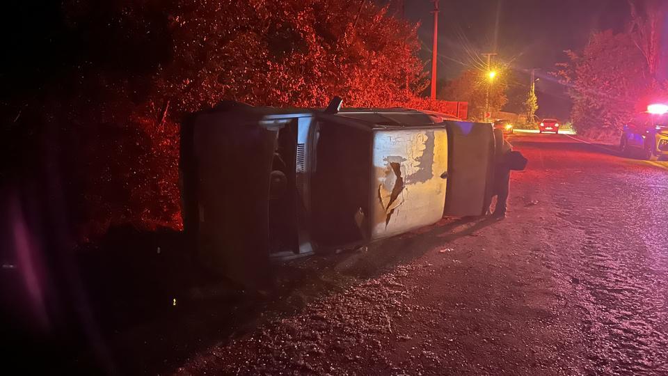 Otomobil yan yattı, sürücü kaçtı