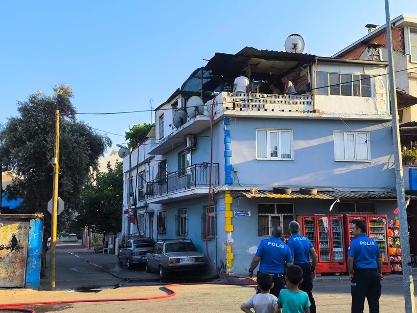 Aydın'da mangal ateşi evi yakıyordu