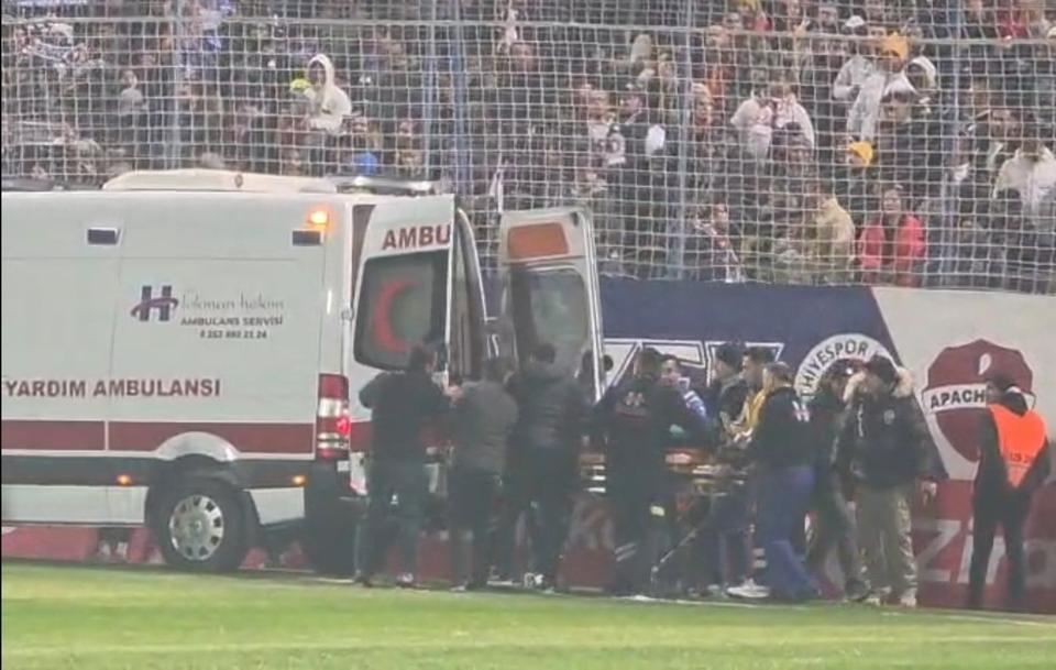 Tribünden düşen taraftar hastanelik oldu