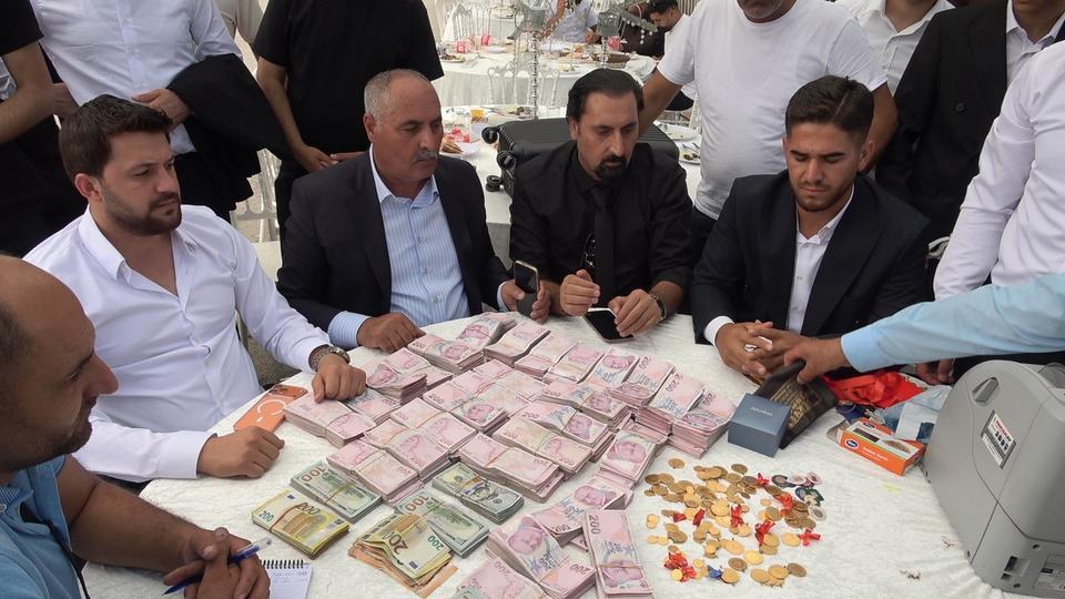 Düğünde para sayma makinesi kuruldu, paralar bavulla taşındı