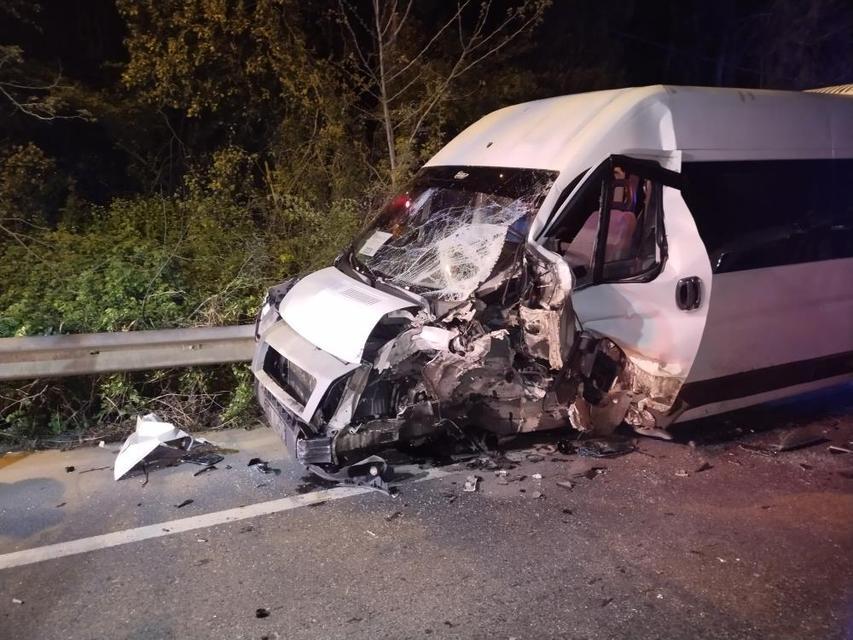 Servis minibüsü ile otomobil çarpıştı: 12 yaralı