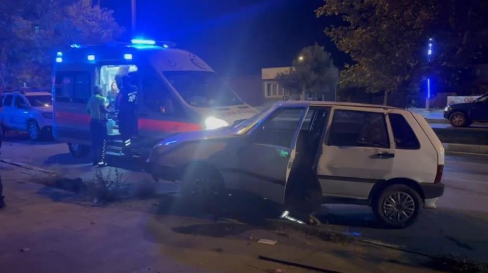 Otomobil kaldırıma çıktı: 1 yaralı