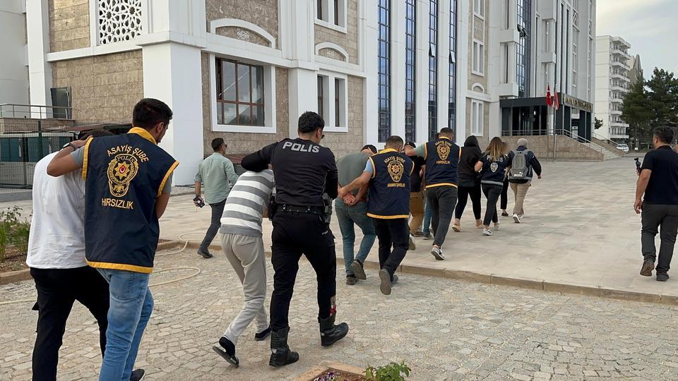 Masaj salonu görünümlü mekana fuhuş operasyonu: 14 gözaltı