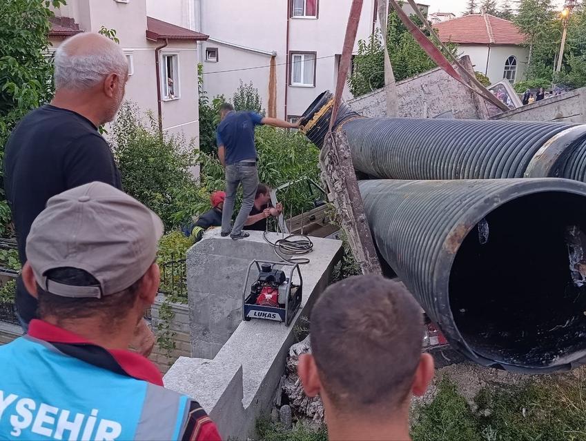 Durdurmaya çalıştığı kamyonetle korkuluk arasında sıkıştı