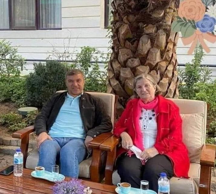 GAZETECİ İSMAİL KÜÇÜKKAYA'NIN ANNESİ TATİL İÇİN GELDİĞİ ANTALYA'DA HAYATINI KAYBETTİ CENAZEYİ ALAN İSMAİL KÜÇÜKKAYA'YI AĞABEYİ TESELLİ ETTİ